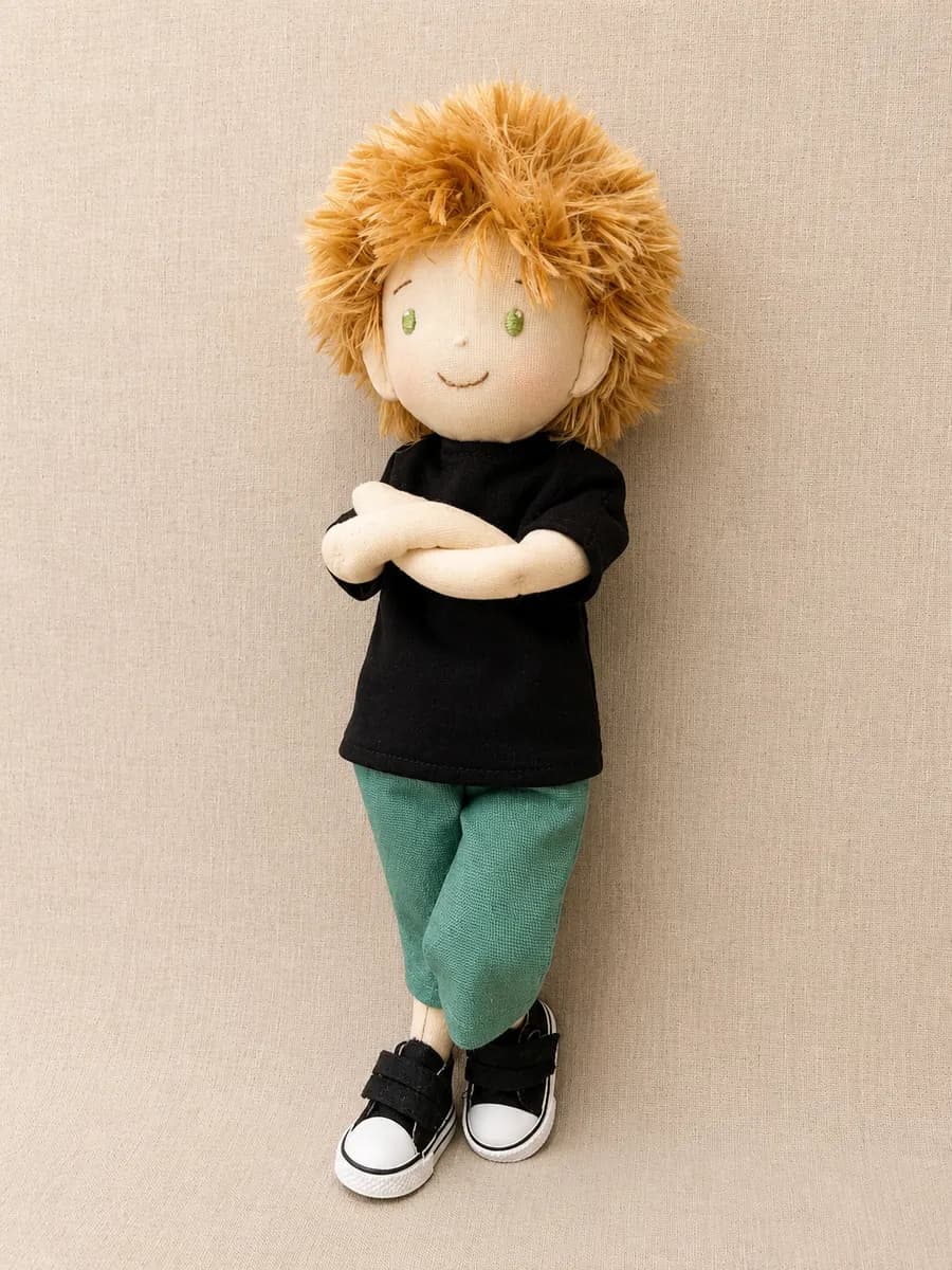 Boneco de pano com camiseta preta e calça verde