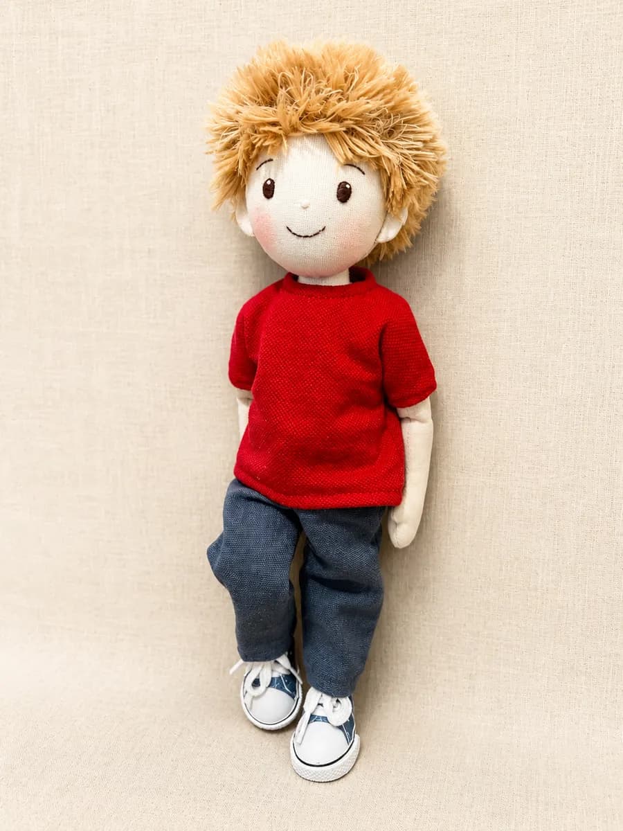 Boneco de pano com camiseta vermelha e calça jeans